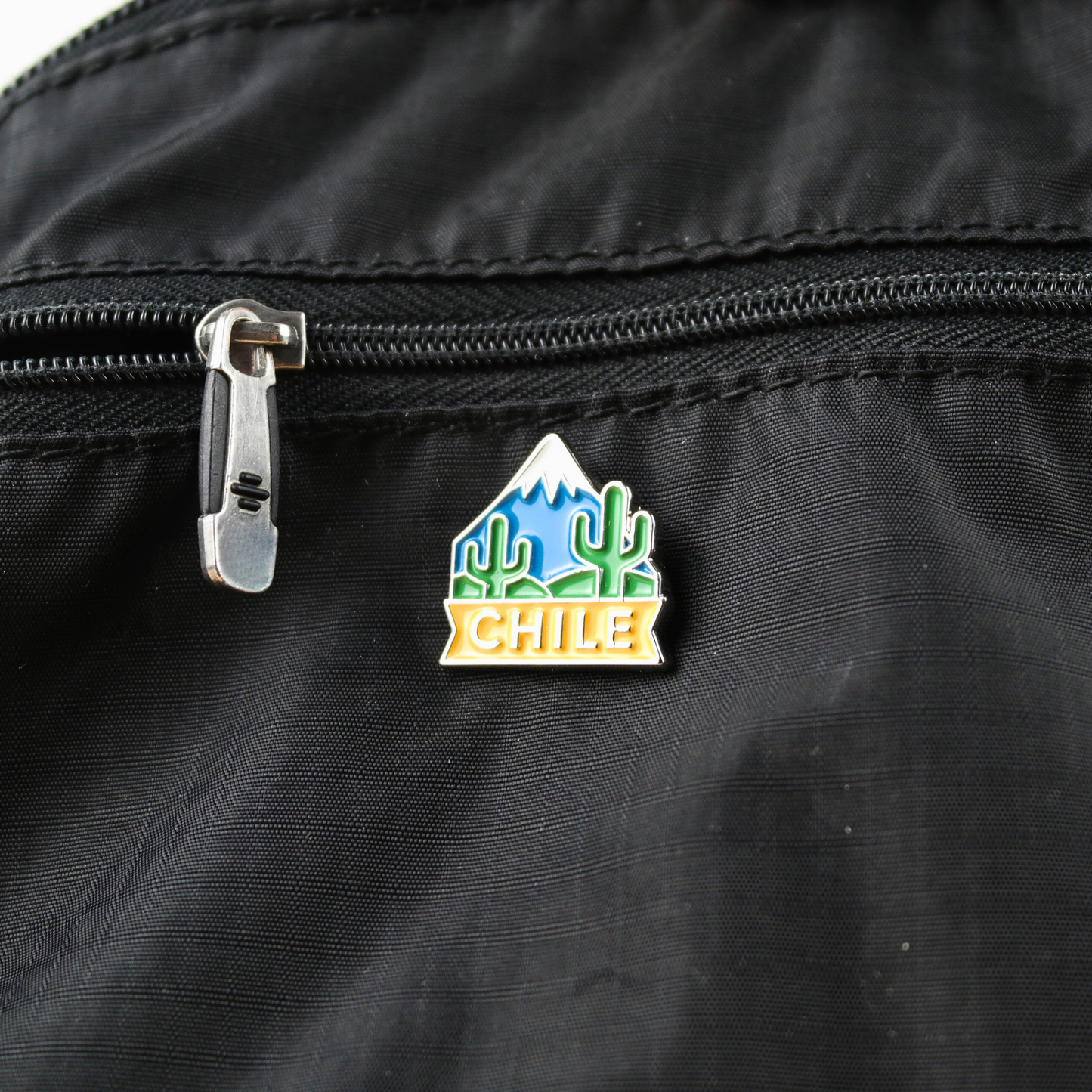 Pin Metálico Souvenir de Chile Montañas