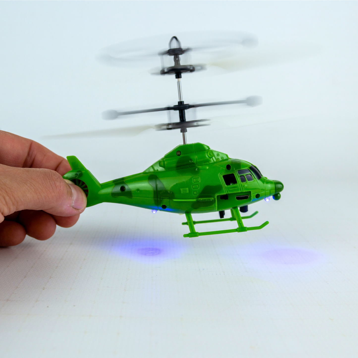 Helicóptero de Juguete Volador por Inducción con Control Remoto Militar